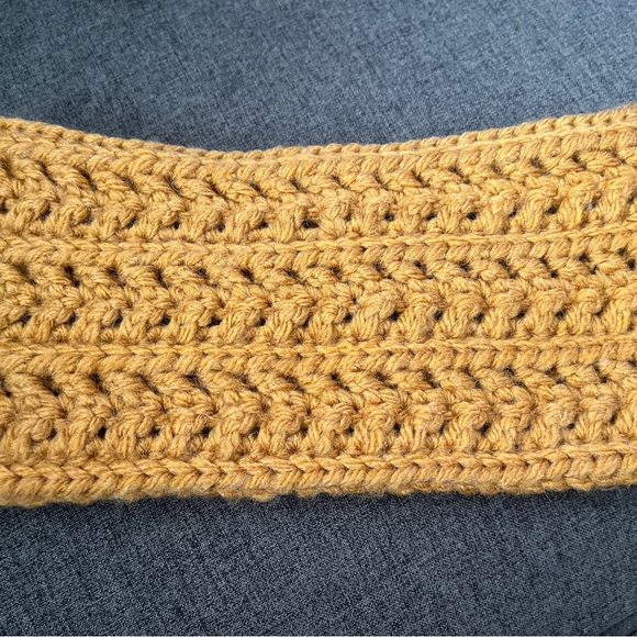 Hand crocheted headband - Picture 3 of 5